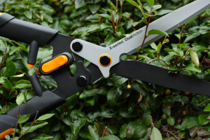 Новата линия ръчни градински инструменти Fiskars DualAction™ – два режима на работа в едно