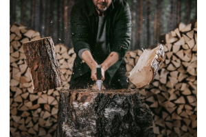 Как се цепят дърва с брадва